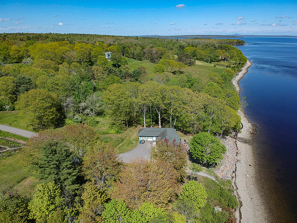 Walk on the shore during low tide to Moose Point State Park